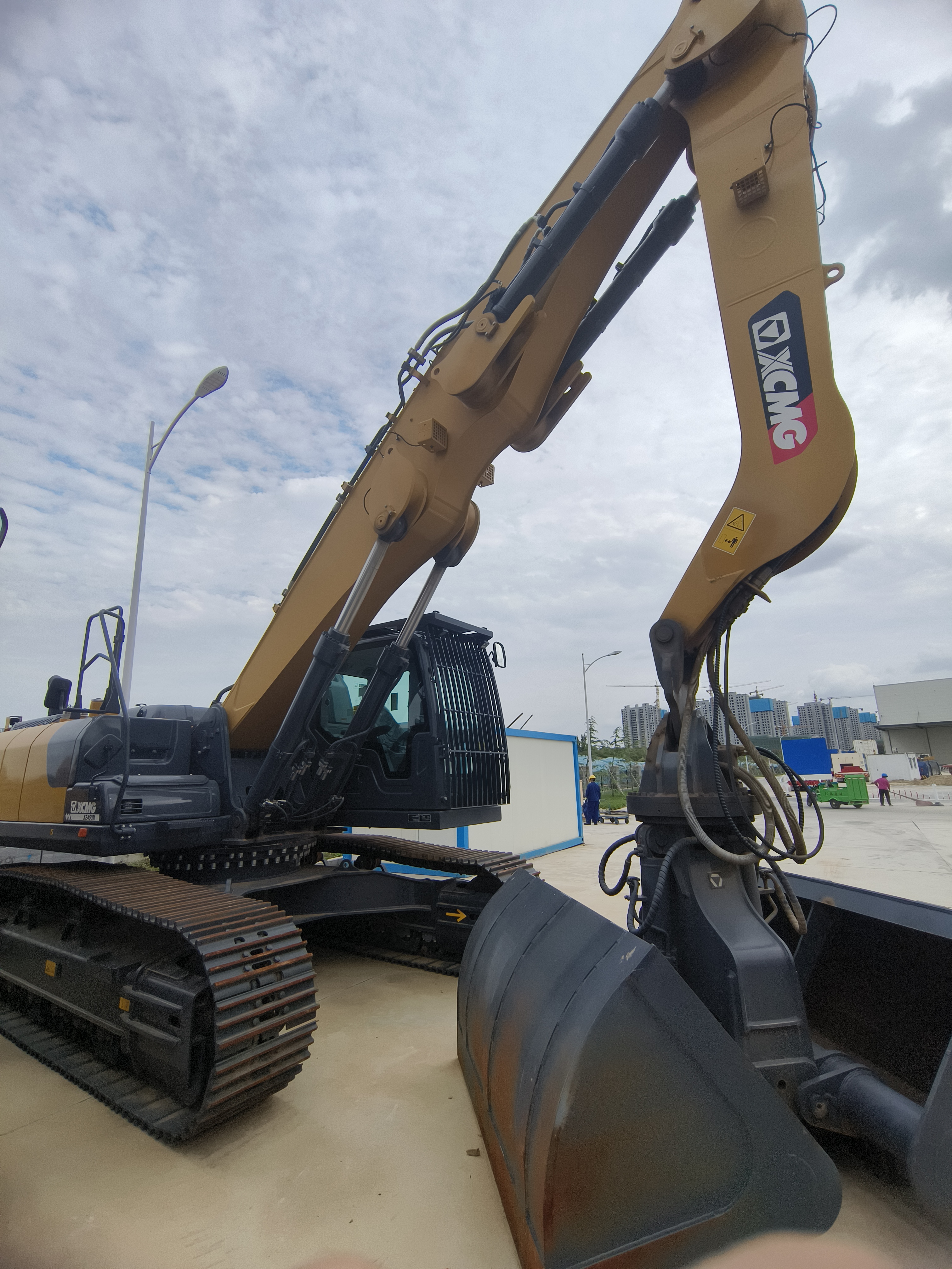 徐工XE450M抓料机履带式挖掘机