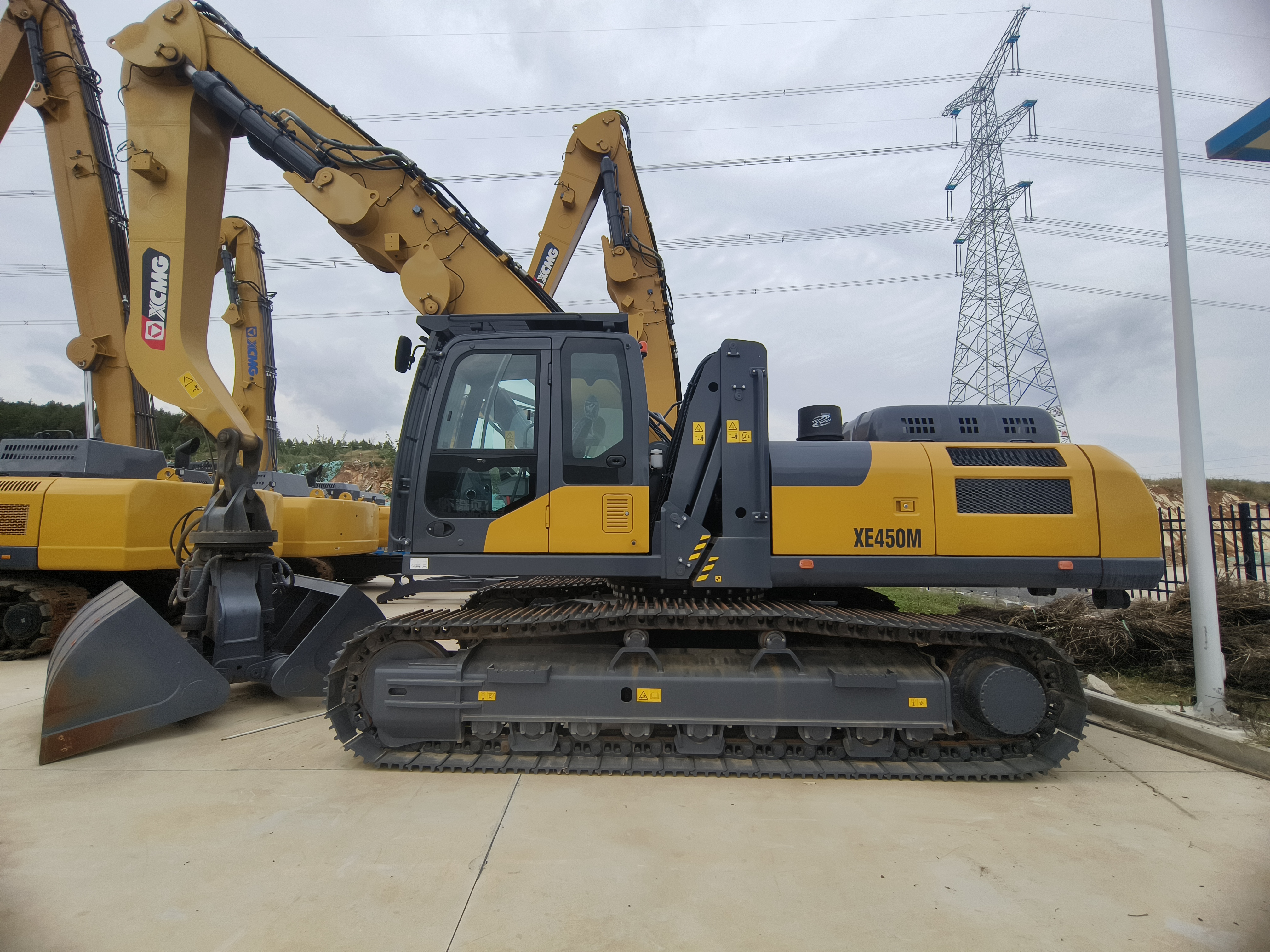 徐工XE450M抓料机履带式挖掘机