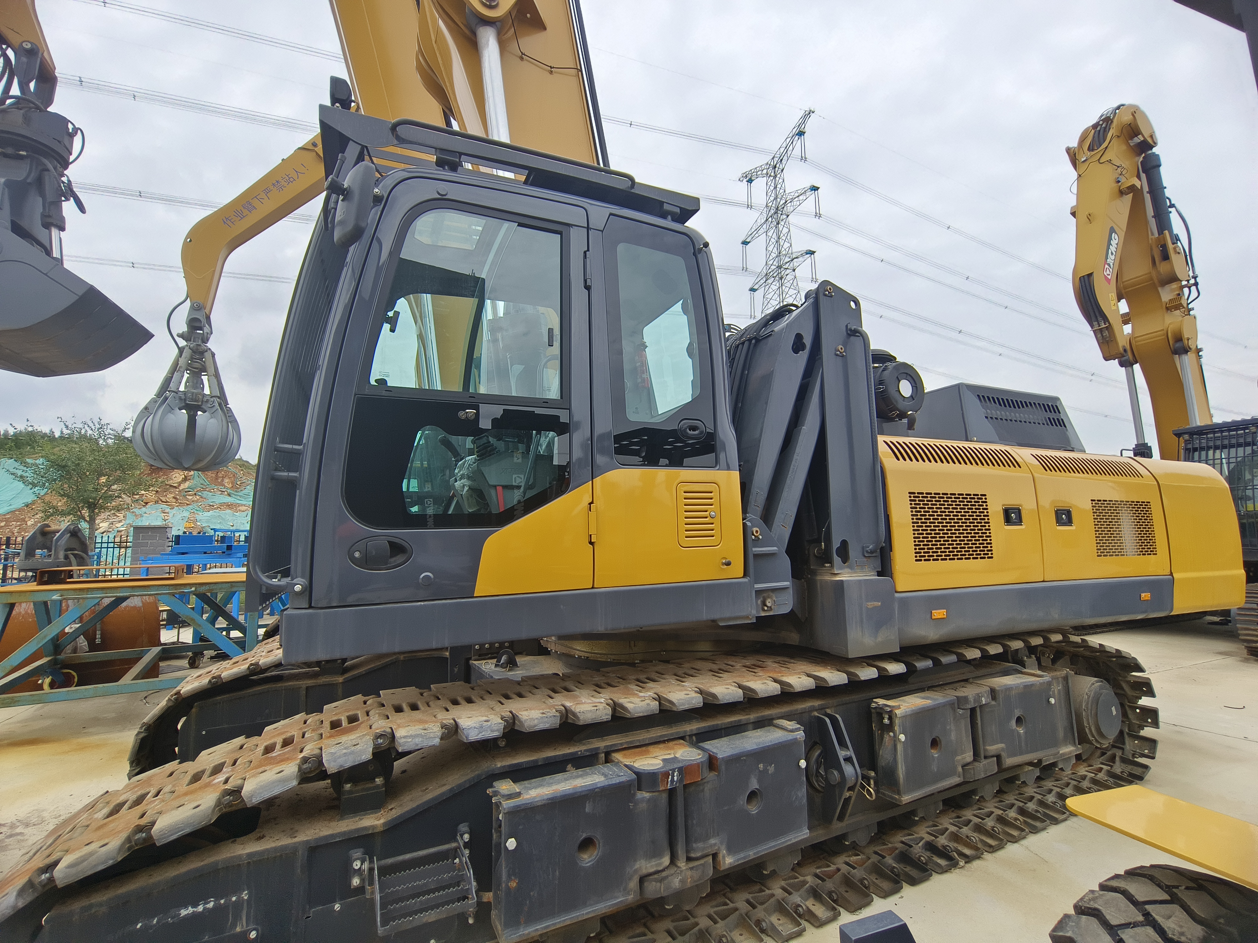 徐工XMH70C抓料机履带式挖掘机