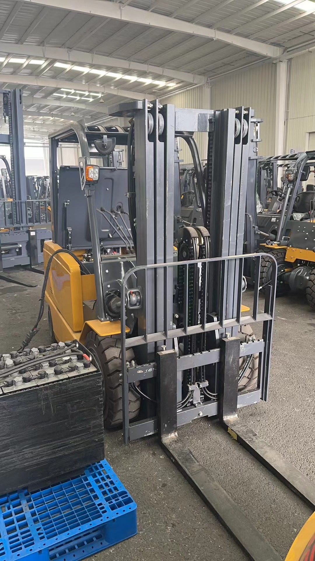 徐工XCB-P35电动平衡重叉车