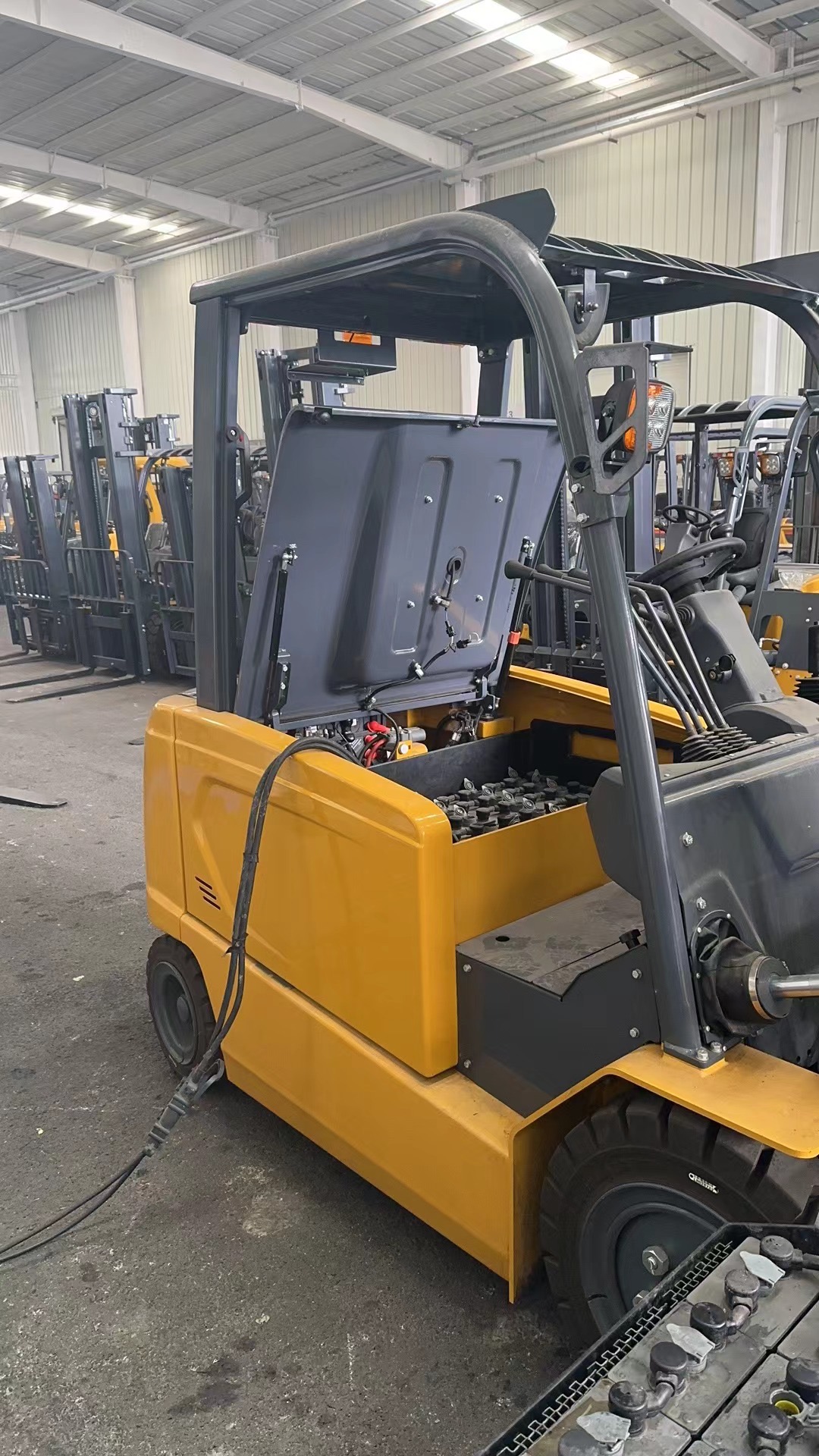 徐工XCB-P35电动平衡重叉车