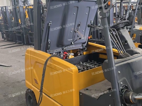 徐工XCB-P35电动平衡重叉车