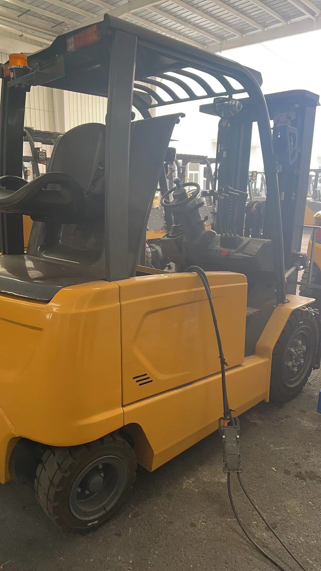 徐工XCB-P35电动平衡重叉车