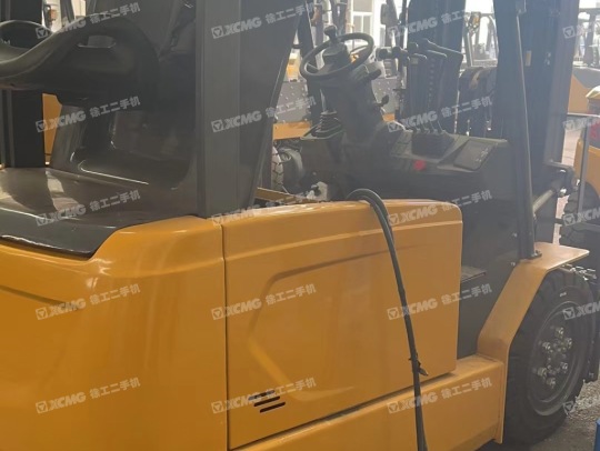 徐工XCB-P35电动平衡重叉车