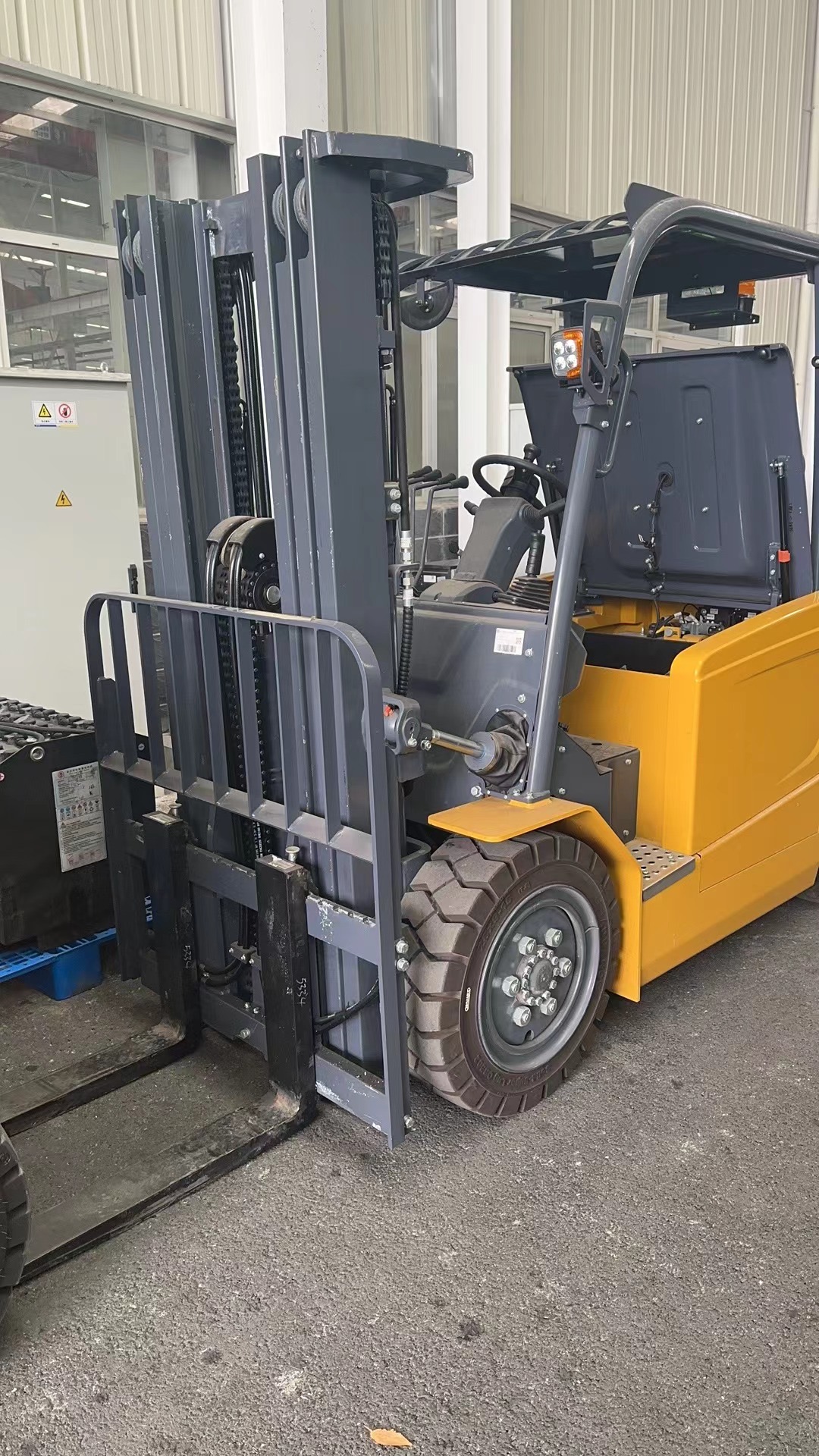 徐工XCB-P35电动平衡重叉车