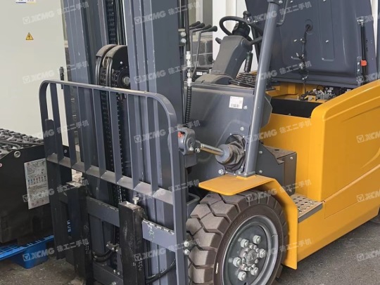 徐工XCB-P35电动平衡重叉车