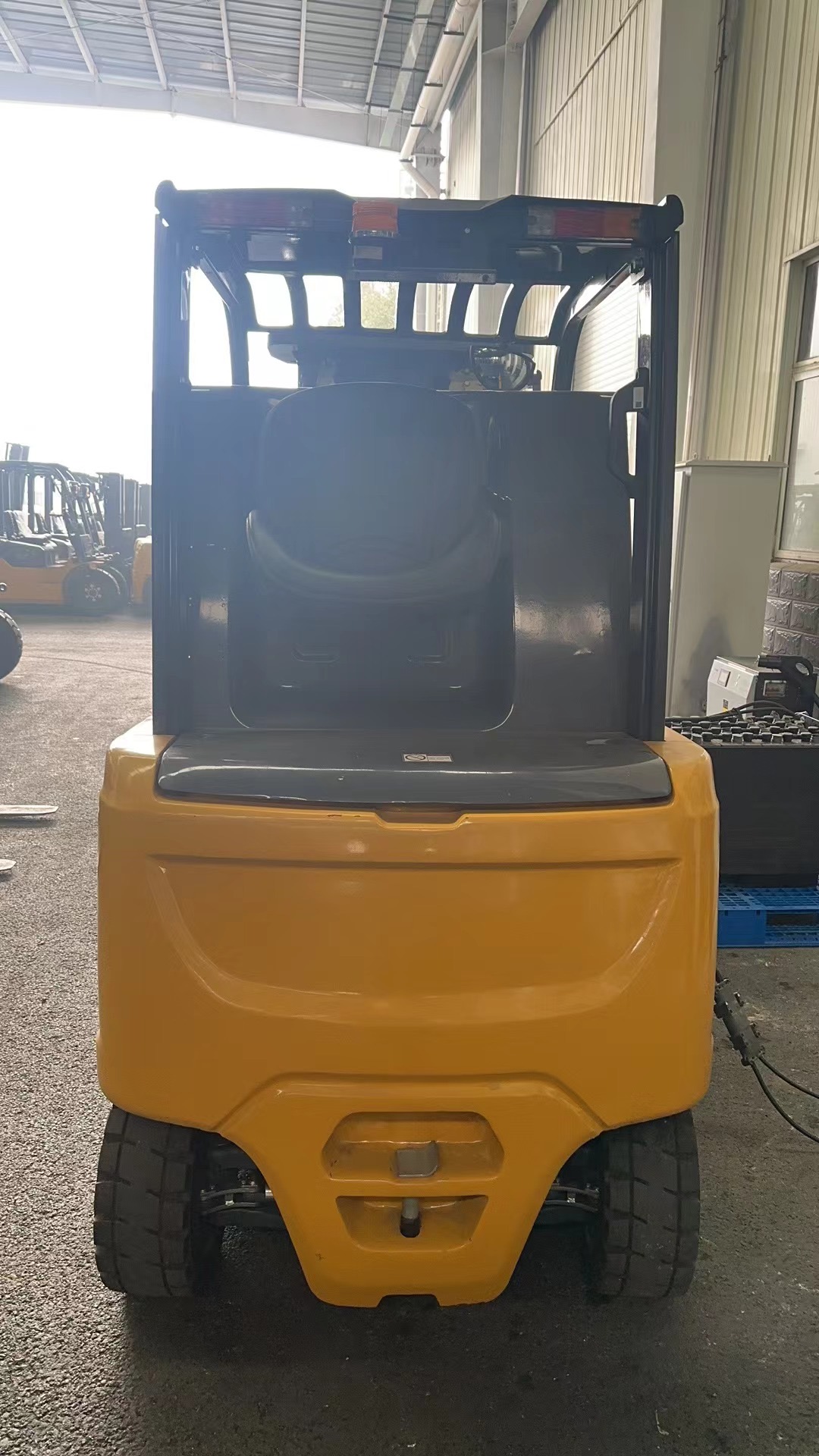 徐工XCB-P35电动平衡重叉车