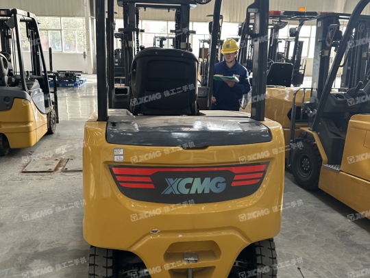 徐工XCB-P30電動平衡重叉車