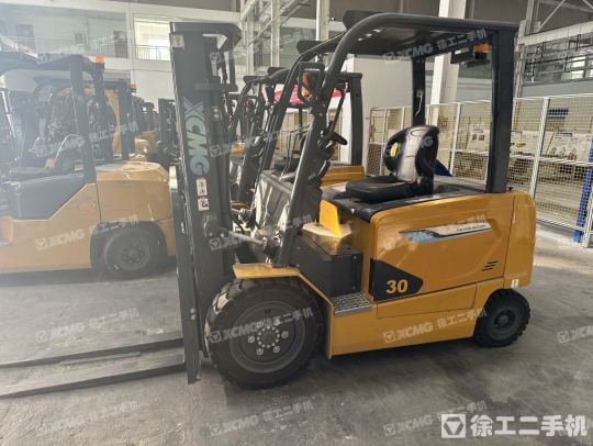 徐工XCB-P30電動平衡重叉車