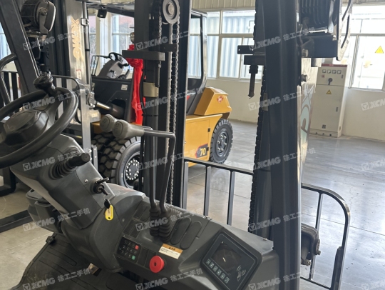 徐工XCB-P25電動平衡重叉車