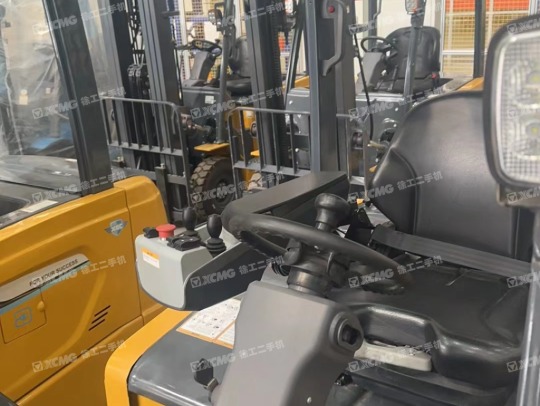 徐工XCB-P35電動平衡重叉車