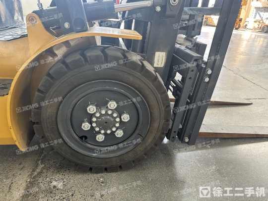 徐工XCB-L30電動平衡重叉車