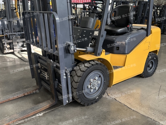 徐工XCB-L30電動平衡重叉車