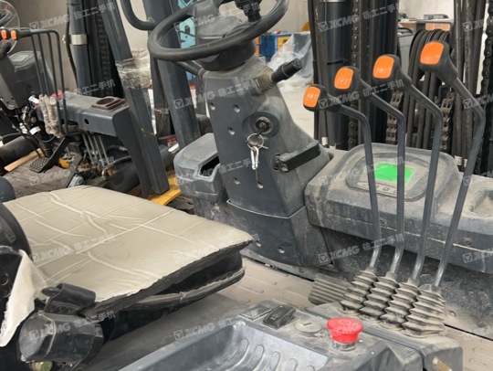 徐工XCB-P30電動(dòng)平衡重叉車