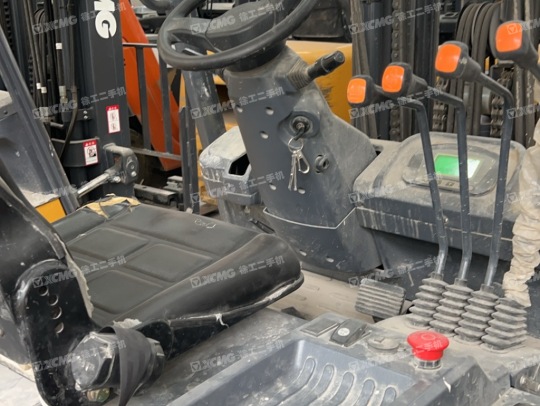 徐工XCB-P30電動平衡重叉車