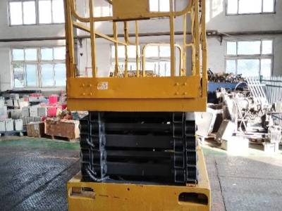 徐工GTJZ1012剪叉式高空作業(yè)平臺(tái)