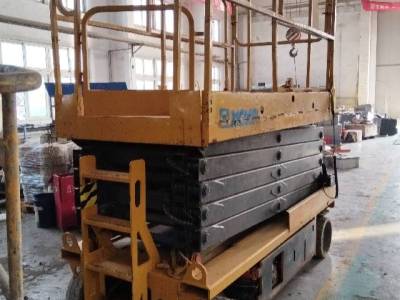 徐工GTJZ1012剪叉式高空作業(yè)平臺(tái)