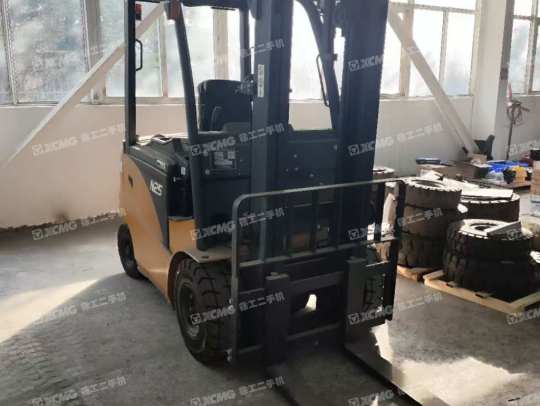 徐工XCB-L25电动平衡重叉车