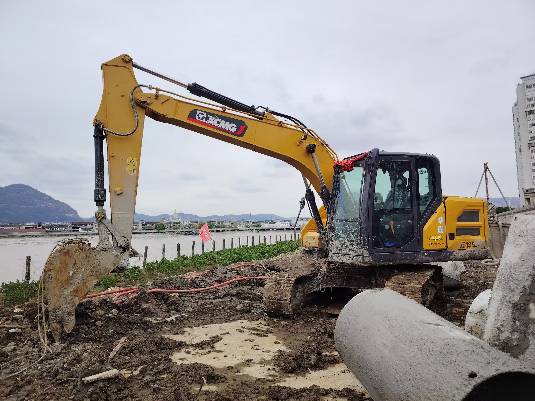 徐工XE135G履带式挖掘机