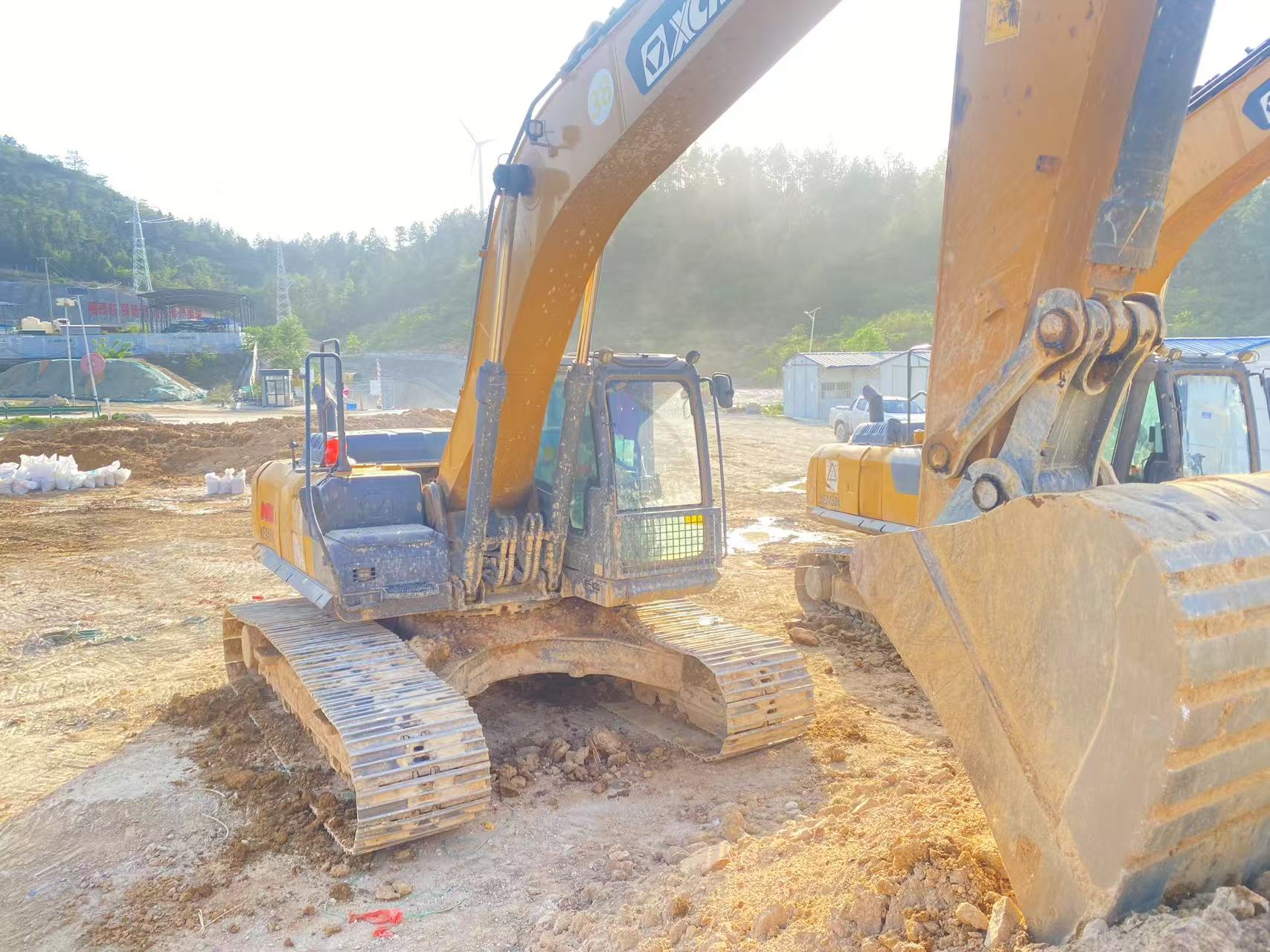 徐工XE245DK履带式挖掘机