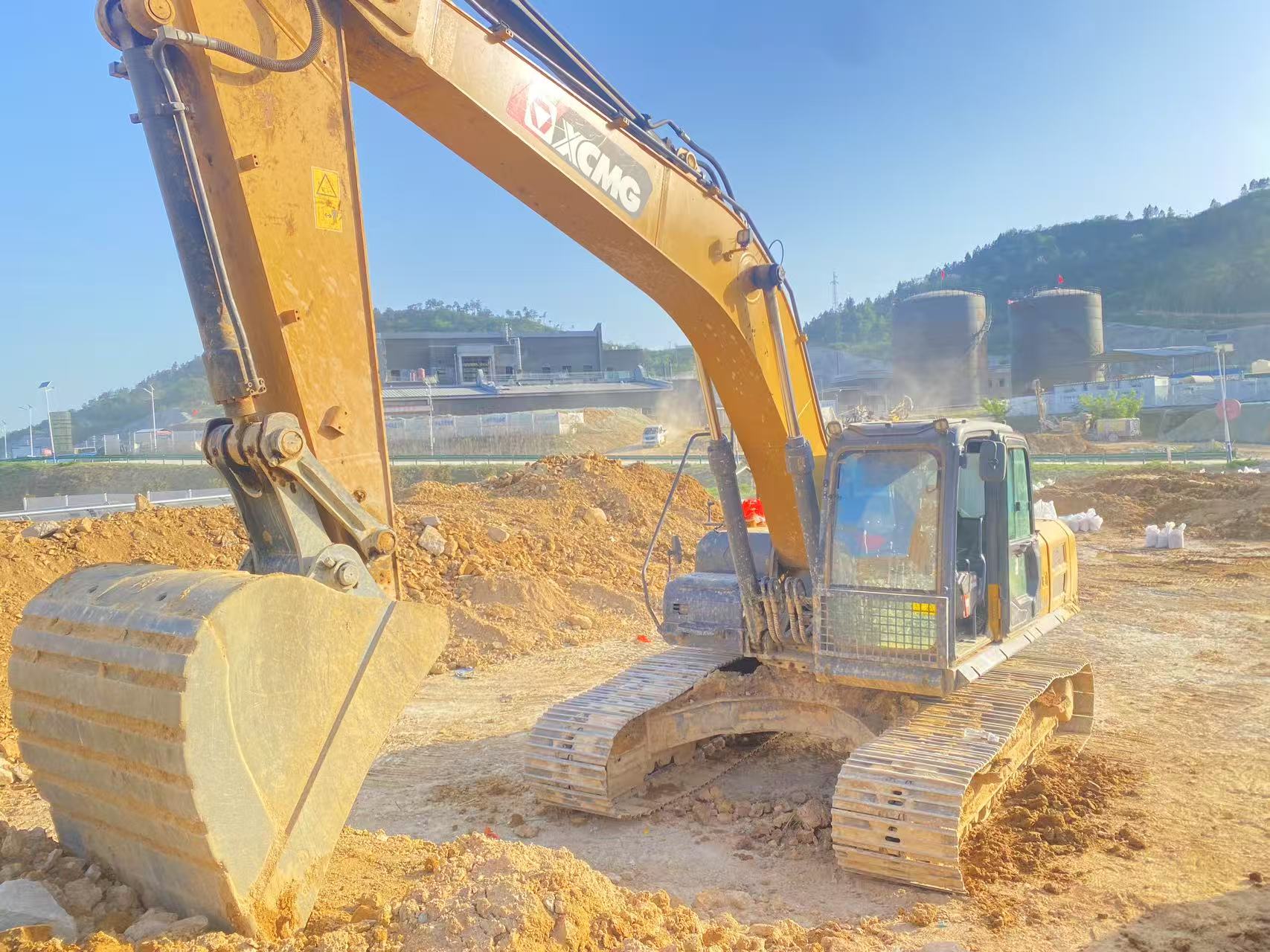 徐工XE245DK履带式挖掘机