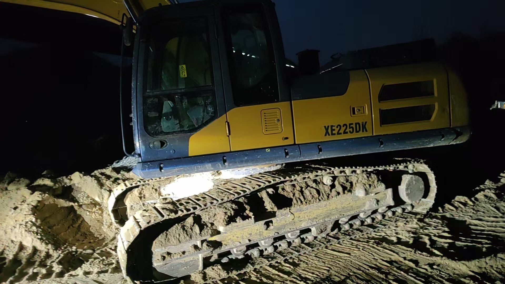 徐工XE225DK履帶式挖掘機