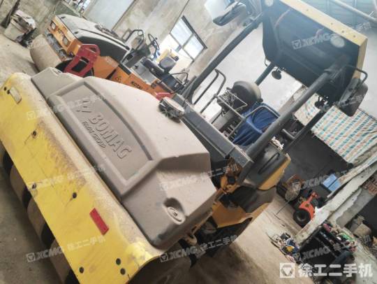 寶馬格BW11RH-5輪胎壓路機(jī)