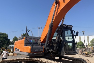 斗山DX380LC-9C履帶式挖掘機(jī)