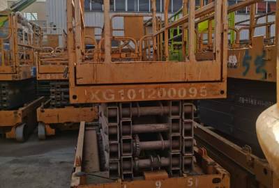 徐工GTJZ1012剪叉式高空作業(yè)平臺(tái)