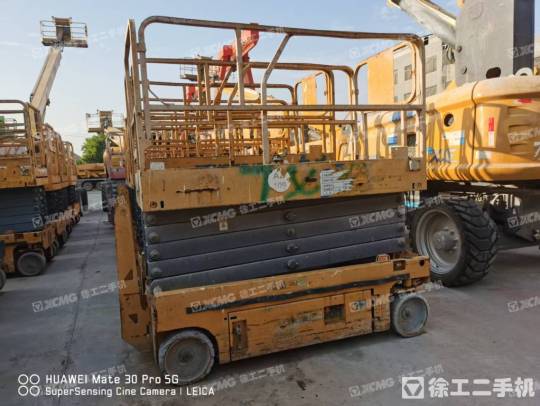 徐工GTJZ1012剪叉式高空作業(yè)平臺