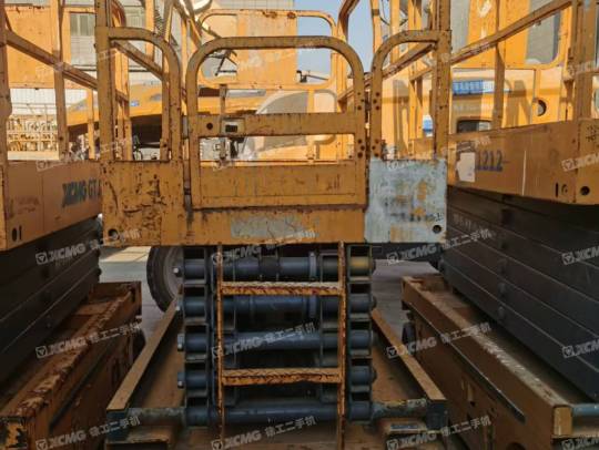 徐工GTJZ1012剪叉式高空作業(yè)平臺