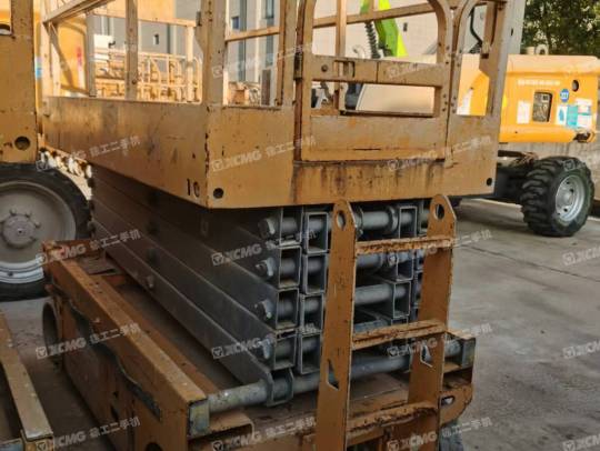 徐工GTJZ1012剪叉式高空作業(yè)平臺