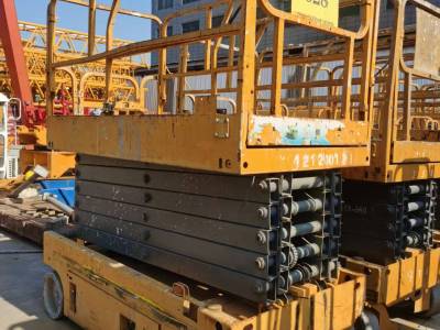 徐工GTJZ1212剪叉式高空作業(yè)平臺(tái)