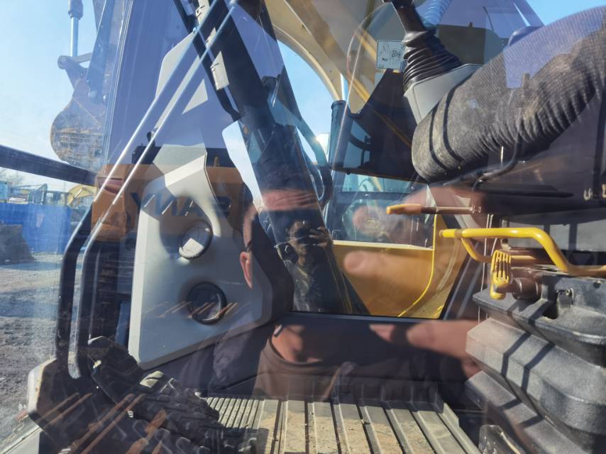 卡特彼勒323履帶式挖掘機