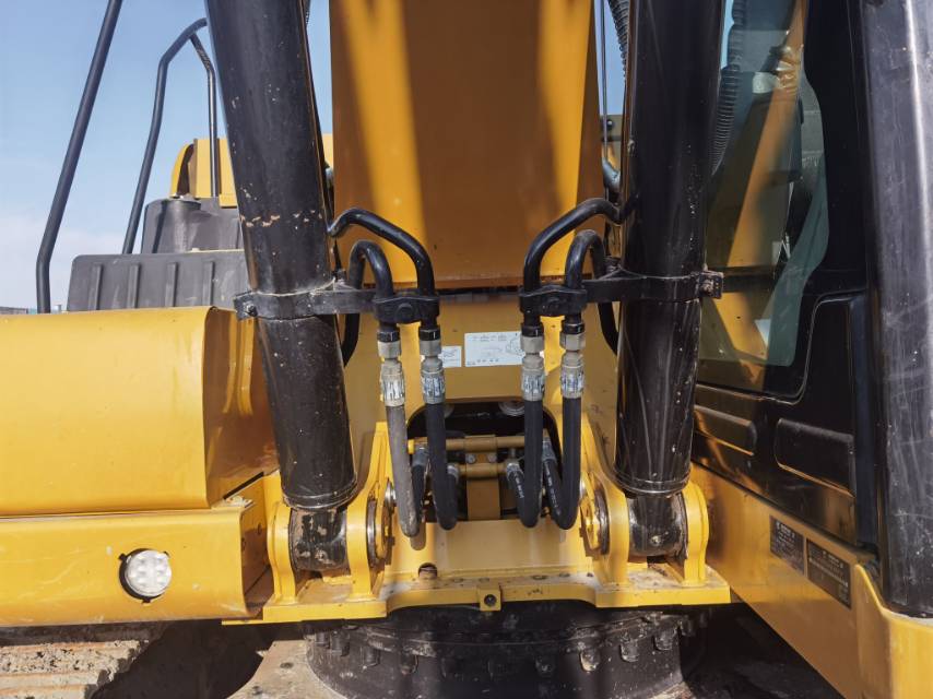 卡特彼勒323履帶式挖掘機