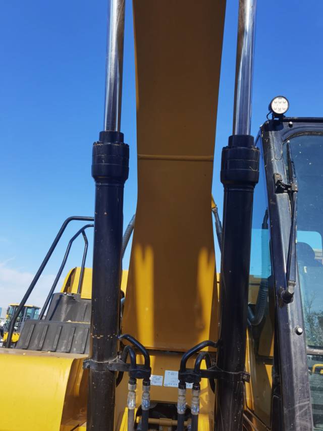 卡特彼勒323履帶式挖掘機