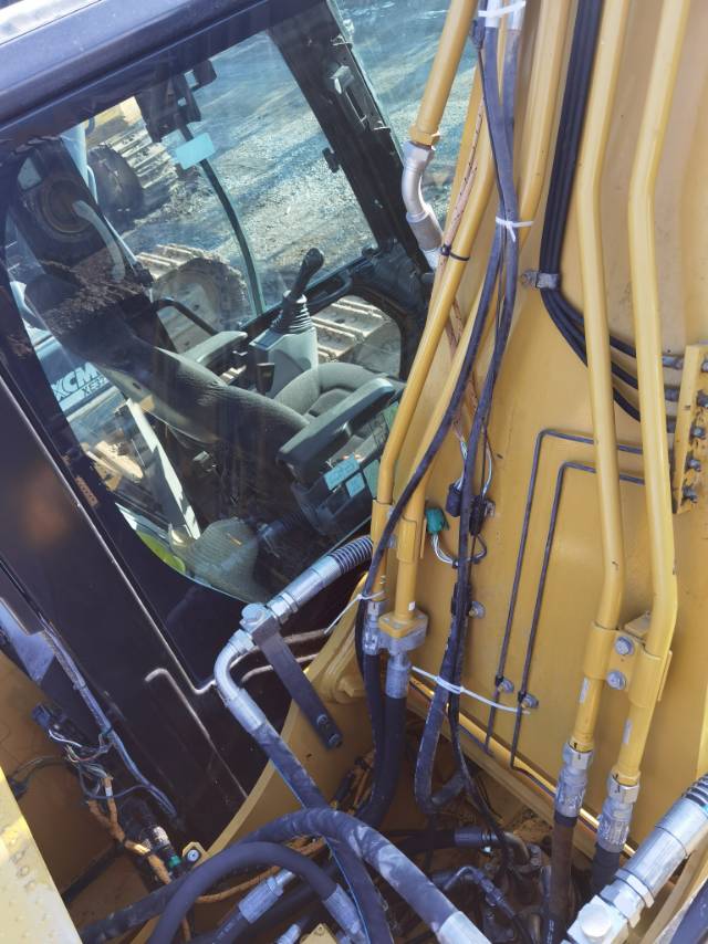 卡特彼勒323履帶式挖掘機