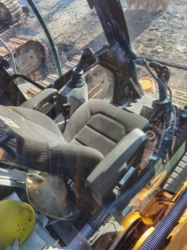 卡特彼勒323履帶式挖掘機