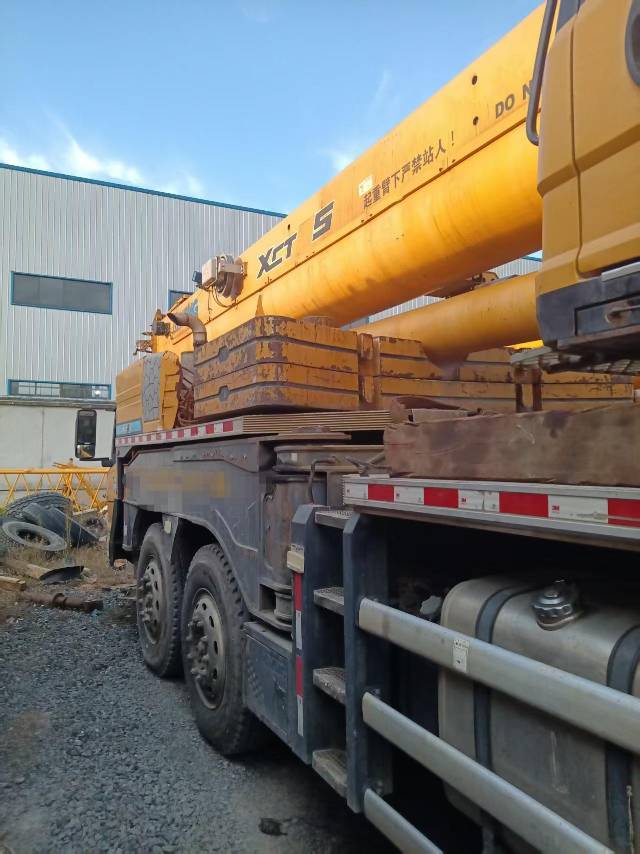徐工XCT75汽車起重機