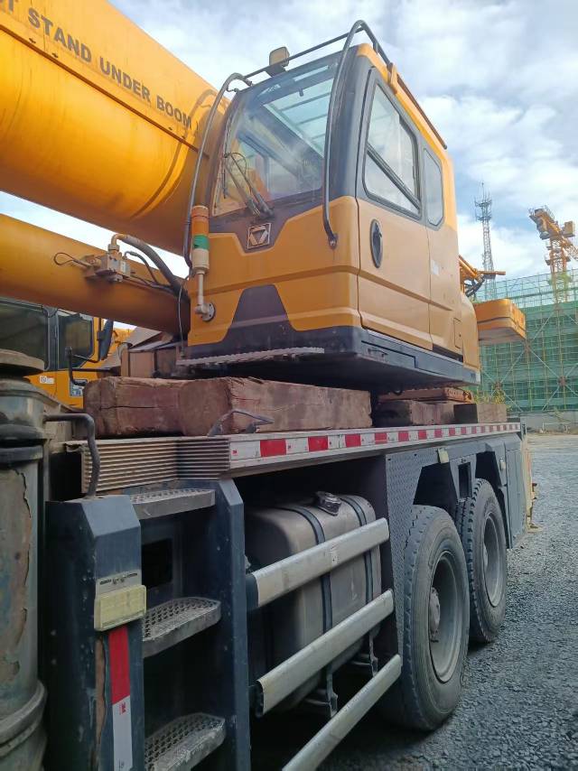 徐工XCT75汽車起重機