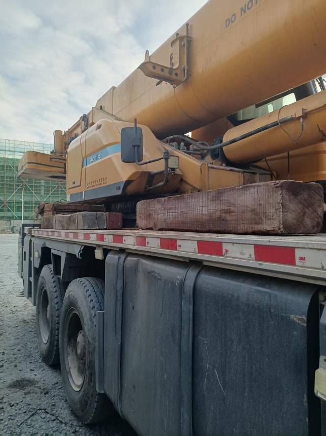 徐工XCT75汽車起重機