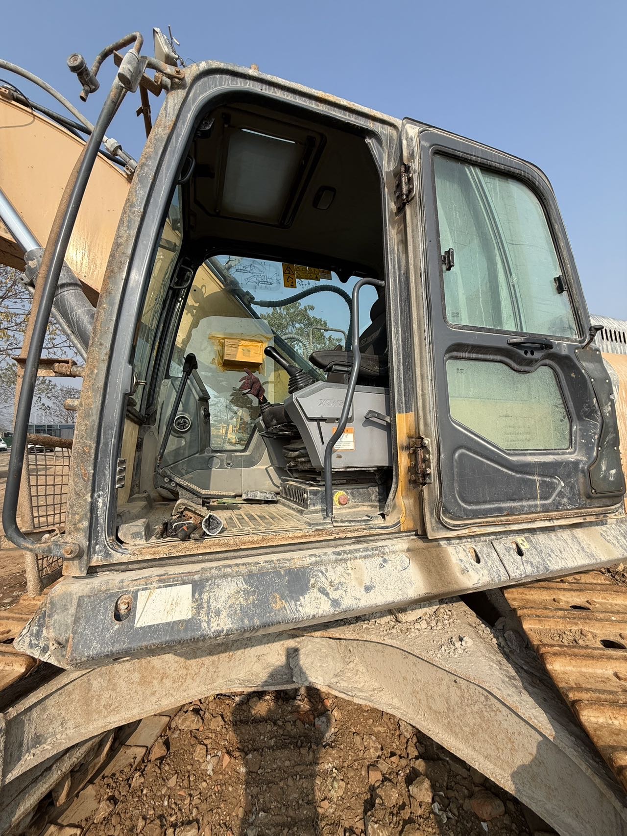 徐工XE335DK履帶式挖掘機