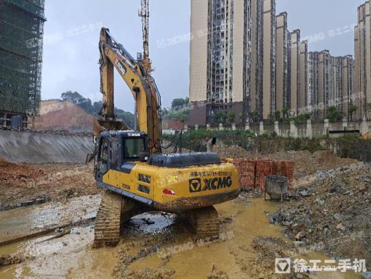 徐工XE270DK履带式挖掘机