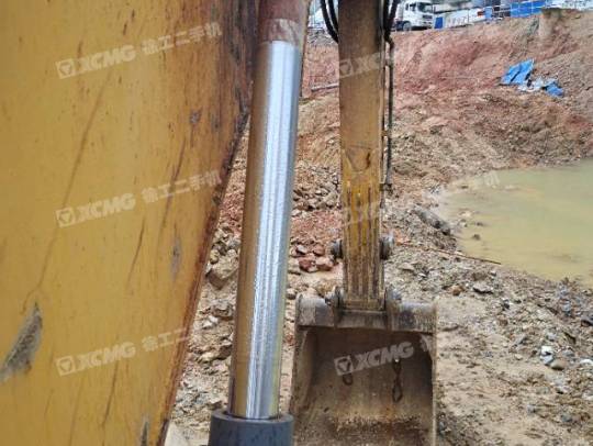 徐工XE270DK履带式挖掘机