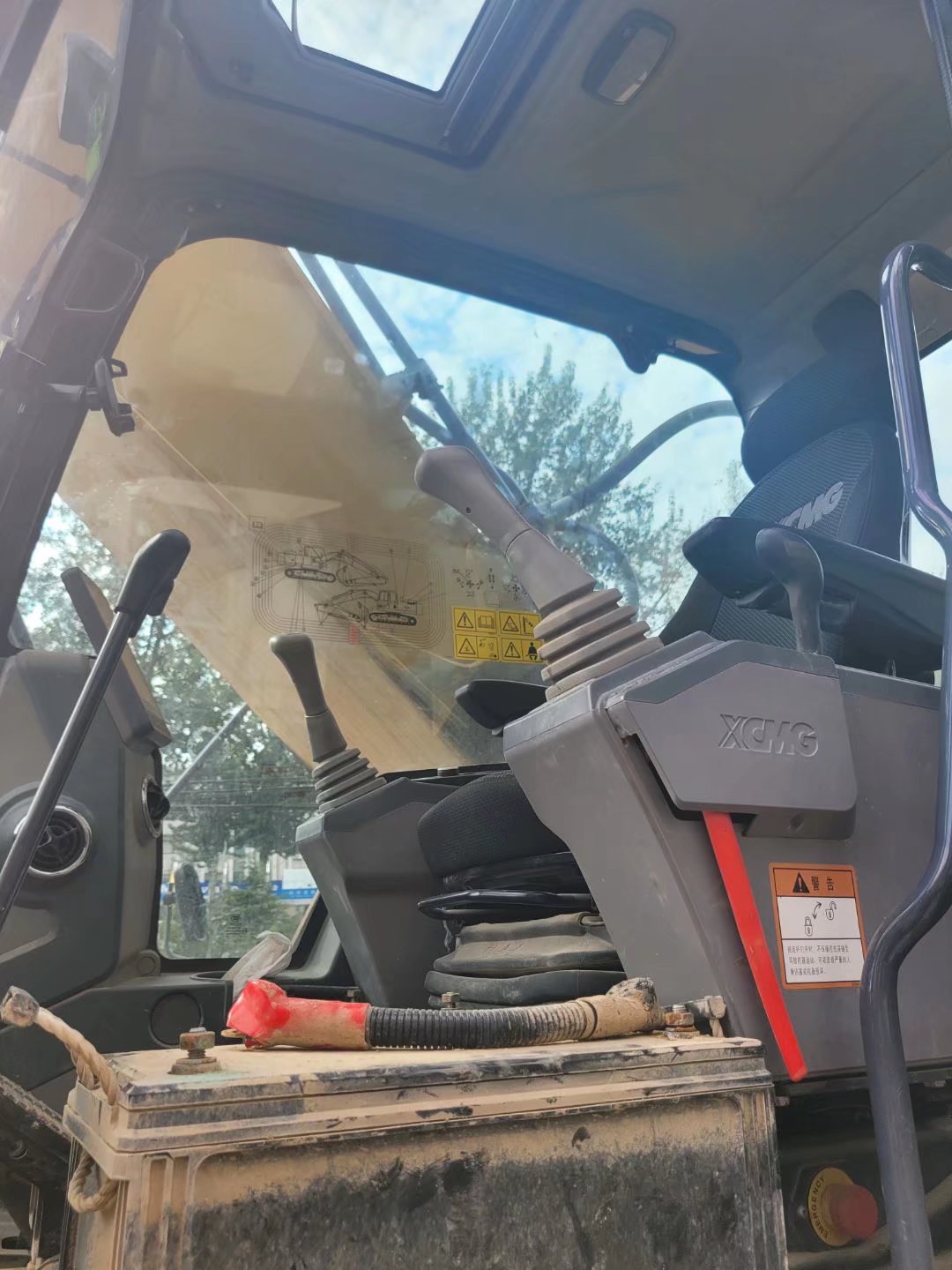 徐工XE370DK履帶式挖掘機