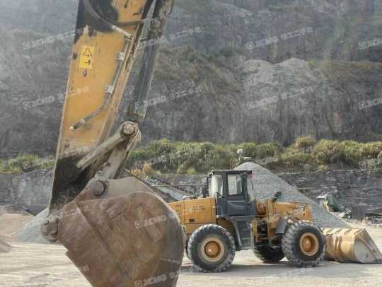 徐工XE370D履带式挖掘机