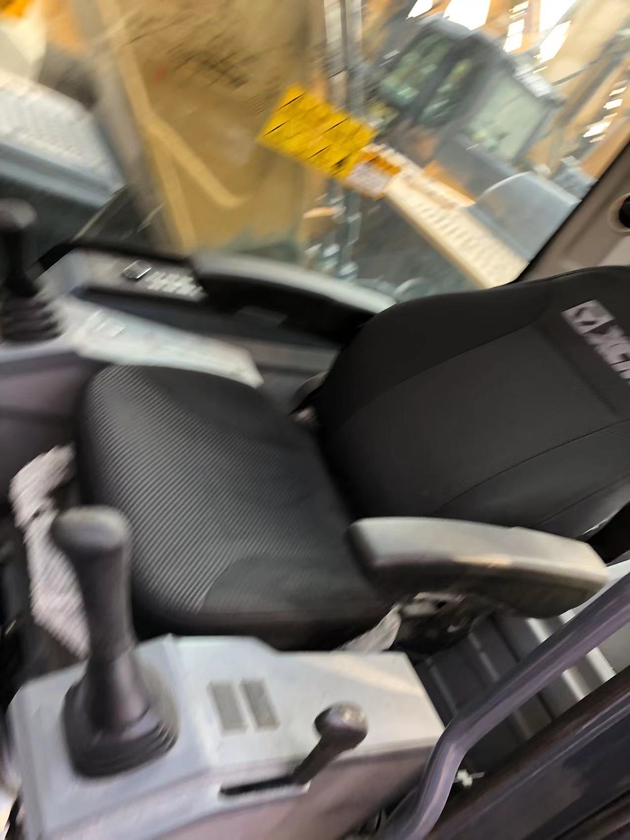 徐工XE225DK履帶式挖掘機